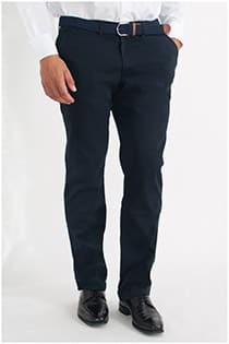 Sportieve elastische chino met riem van Koyote.